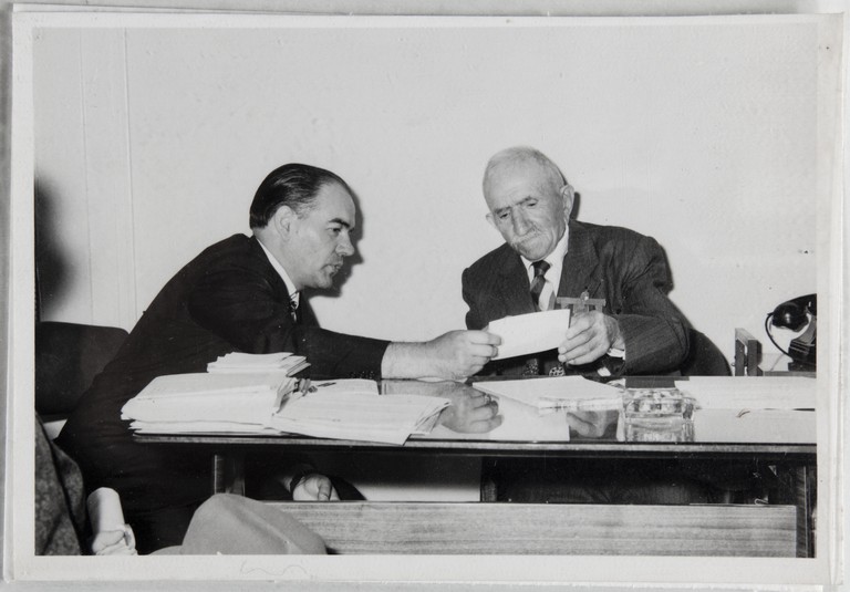 Poggibonsi, 18-19 luglio 1964, XX° anniversario della liberazione e conferimento ad Alcide Cervi della cittadinanza onoraria. Alcide Cervi legge un biglietto